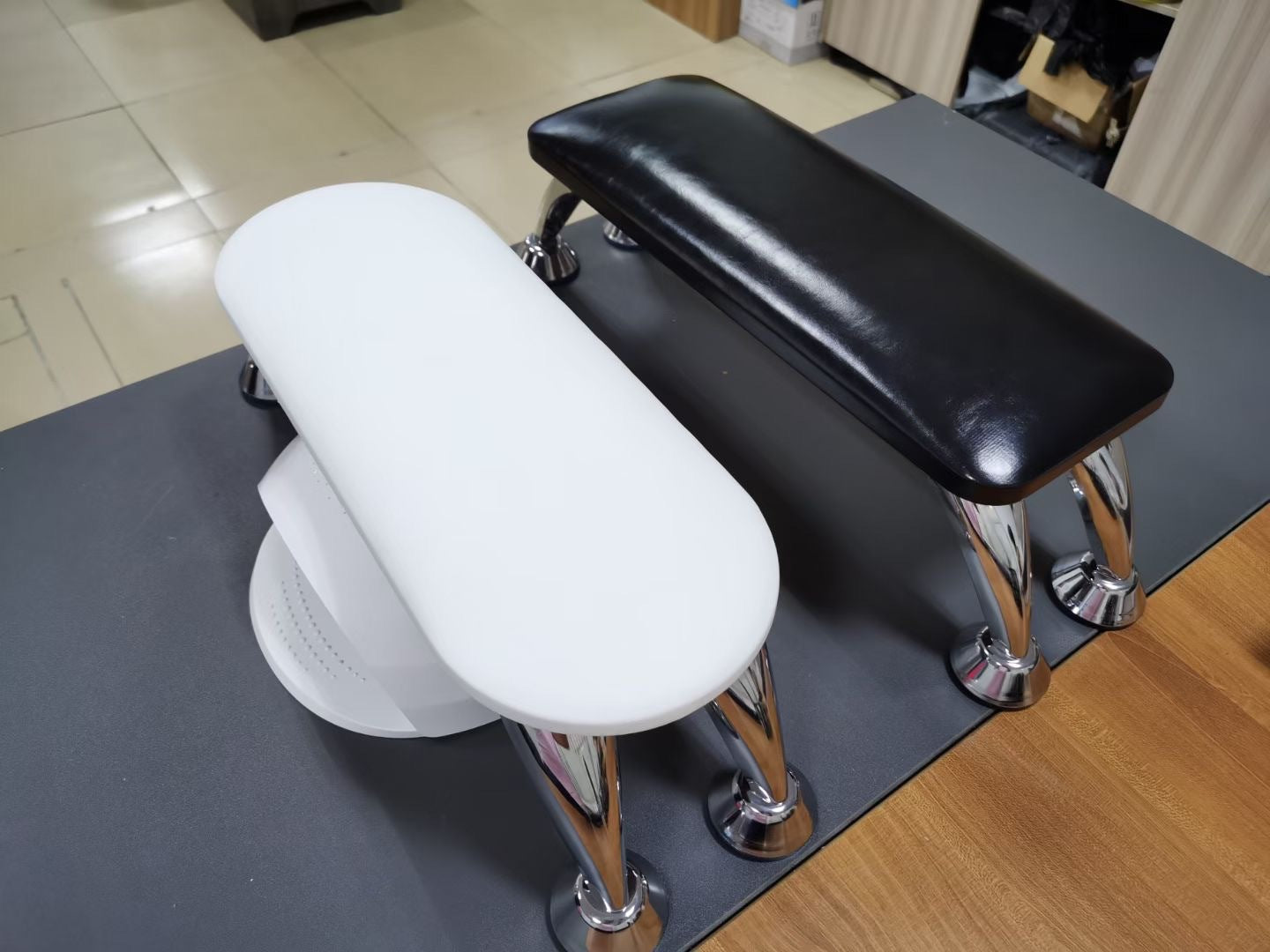 Ergonomic Manicure Nail Arm Rest with Phone Holder – Flat Shaped Hand Support for Nail Techs & Professional Nail Salons